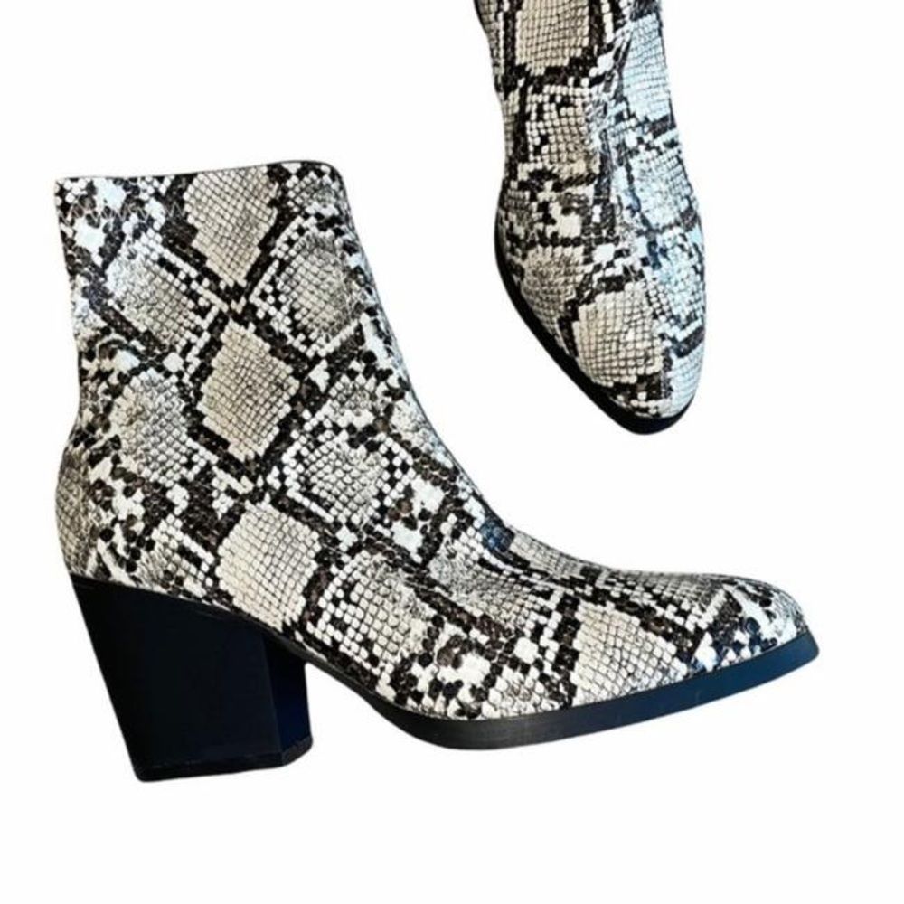 NWOT French Connection Gray / Black New Snake Print Zip Ankle Boots